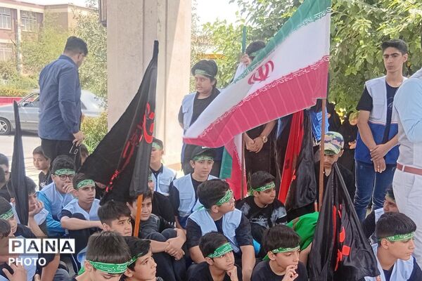 حضور دانش‌آموزان و فرهنگیان ناحیه دو شهرری در مراسم اربعین حسینی اداره کل آموزش و پرورش 