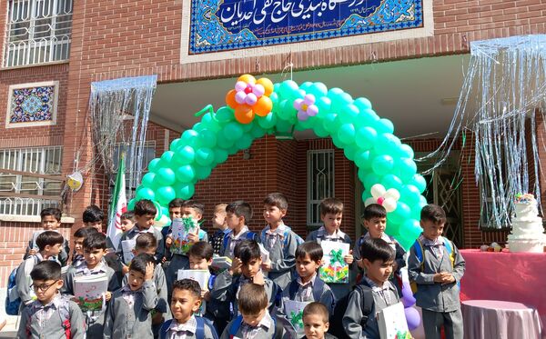 برگزاری جشن شکوفه ها در دبستان حاج تقی احدیان ناحیه ۶ مشهد