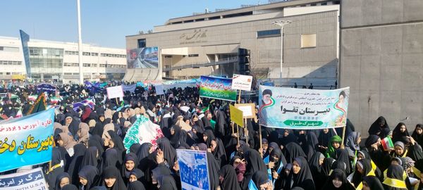 راهپیمایی سیزدهم آبان ماه با حضور دختران دبیرستان شاهد وارثان نور 