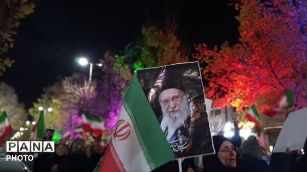 دهه نودی‌ها همچنان ایستاده اند