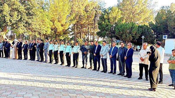 دولتمردان غبار از مزار شهدا برداشتند 