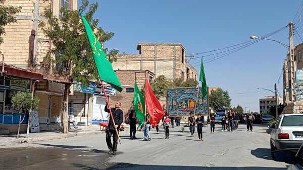 خیابان‌های بن، رنگ ماتم گرفت: تشییع نمادین پیکر امام هشتم