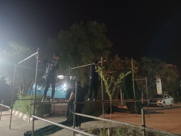 سیاه پوش کردن و آماده سازی  فضای دبیرستان فرزانگان برای  عزاداری هیئت فرهنگیان نیشابور  