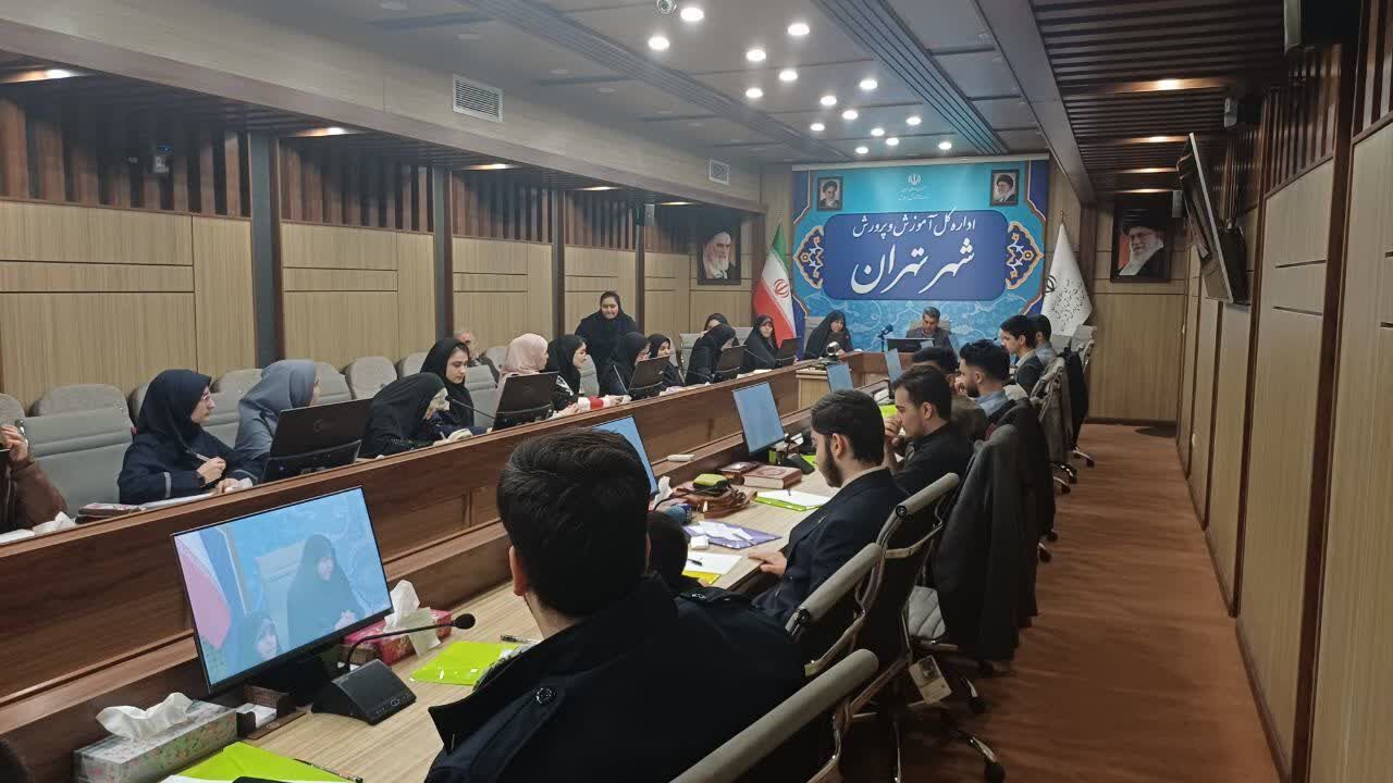 تقدیر از دانش‌آموزخبرنگاران، نمایندگان مجلس و مجامع دانش‌آموزی در نشست گفت‌وگوی بین‌نسلی تهران