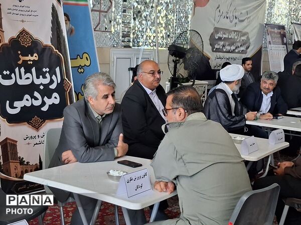 برپایی میز ارتباطات مردمی مسئولان کاشمر در هفته دولت