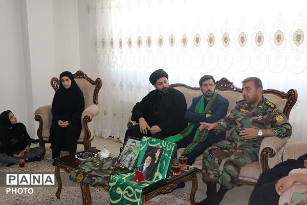 حضور خادمان حرم حضرت معصومه(س) همراه پرچم متبرک در پادگان قهرمان