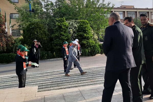 استقبال دانش‌آموزان پیشتاز از فرمانده سپاه استان تهران در اداره کل آموزش و پرورش شهرستانهای تهران