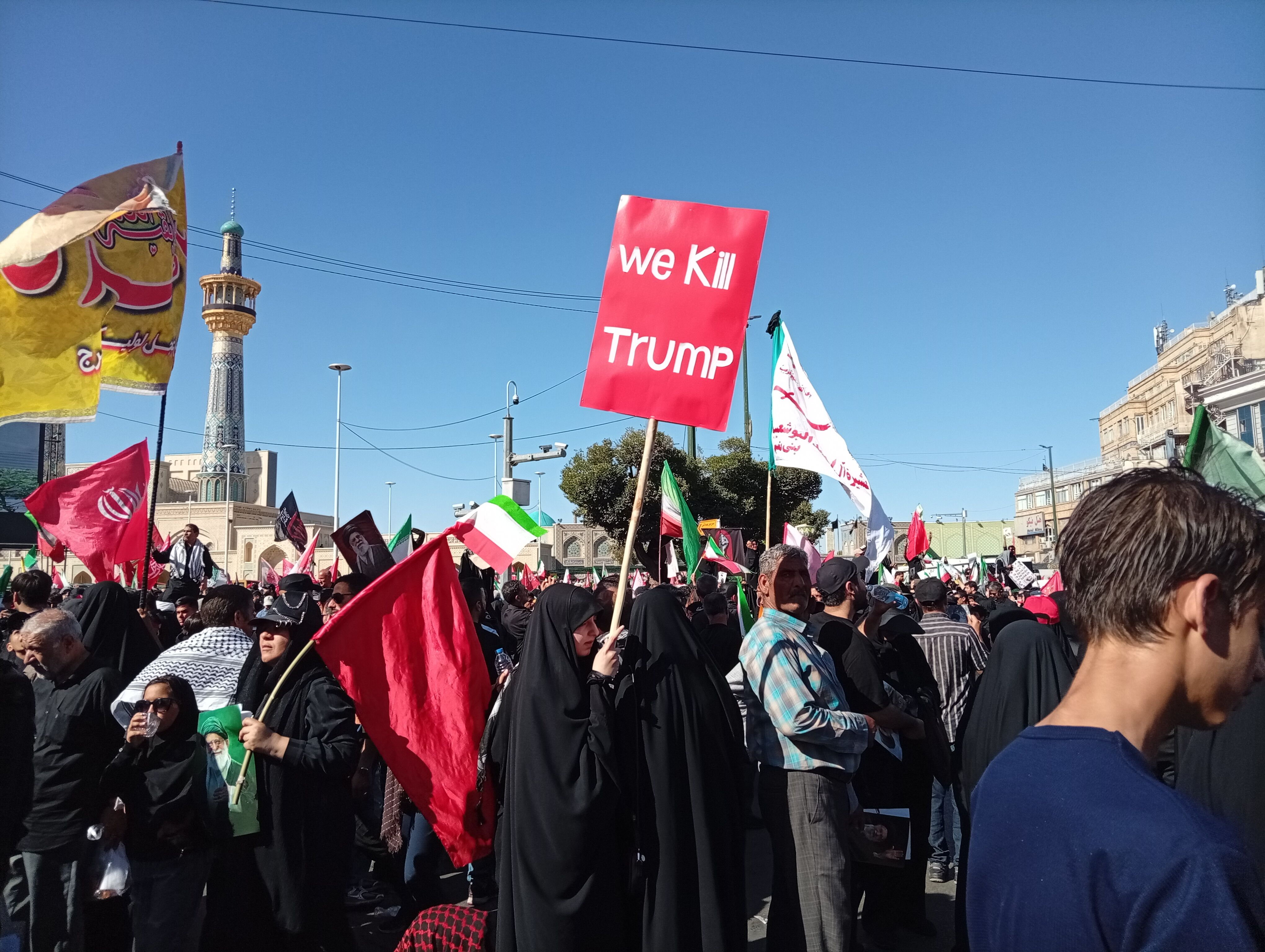 تشییع و تدفین قائد شهید امت در شهر مشهد مقدس