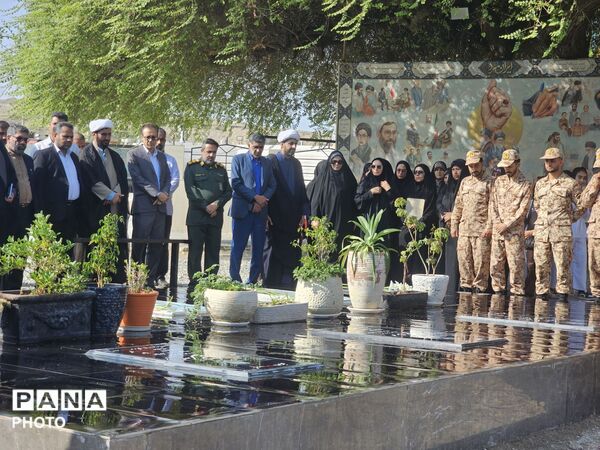 غبارروبی و عطرافشانی گلزار شهدا به مناسبت هفته دفاع مقدس