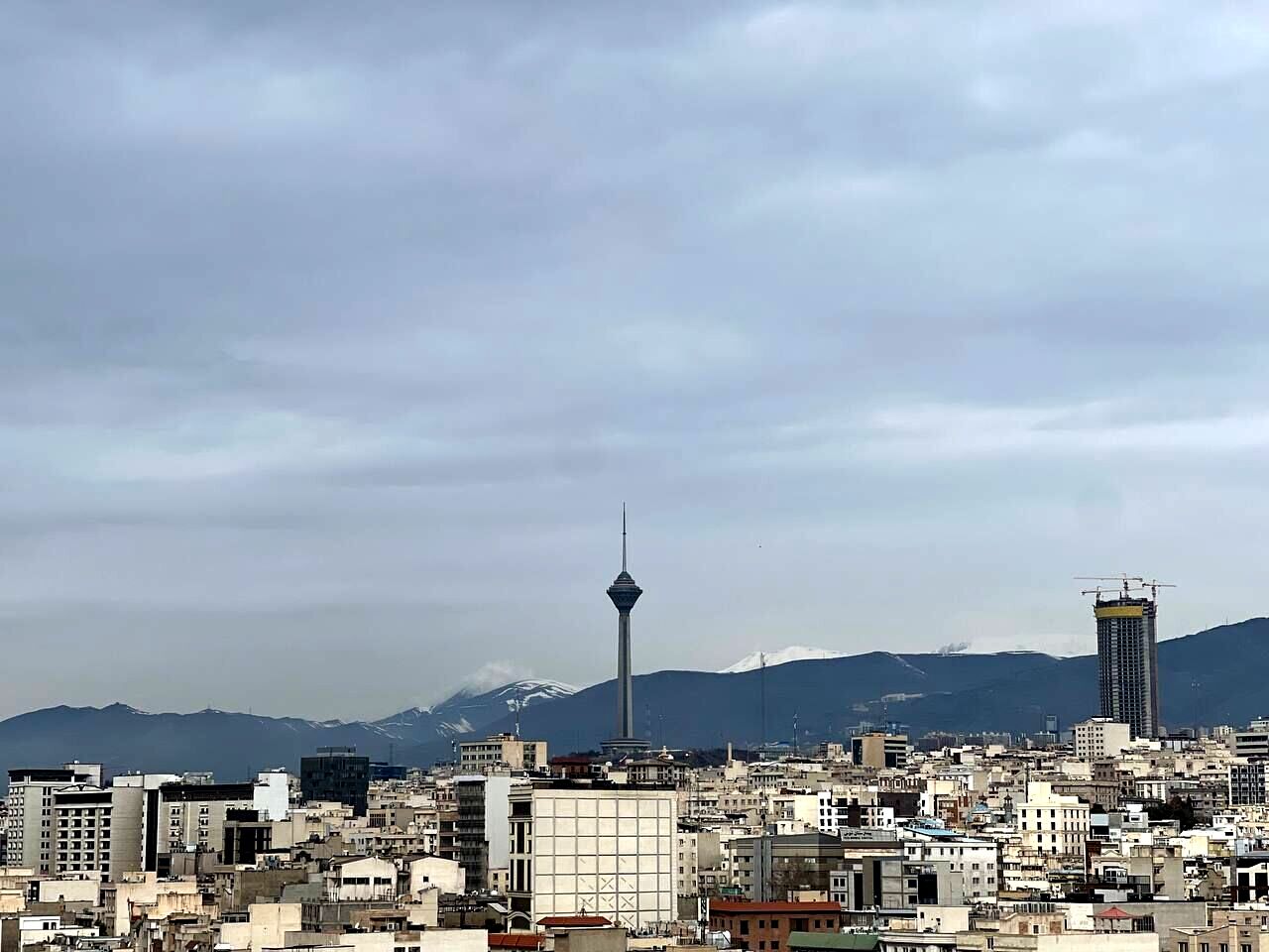 هوای تهران سالم اما در مرز آلودگی