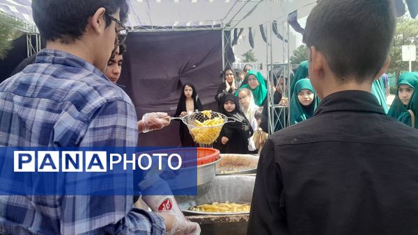 خادمی عاشقانه