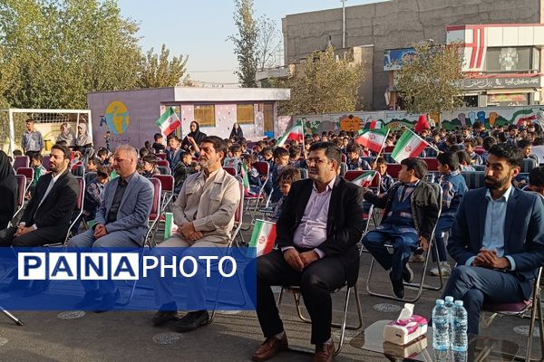 دانش‌آموزان دبستان معمارزاده در سیزده آبان