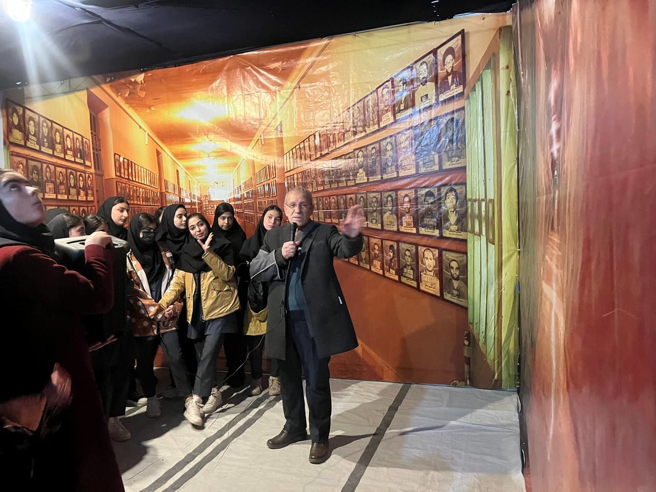 بازدید دانش‌آموزان دبیرستان فاطمه الزهرا از موزه عبرت