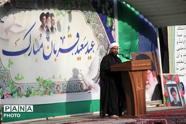 طنین نماز عید قربان در بقعه متبرک امامزاده شاه قطب‌الدین حیدر (ع) رودان