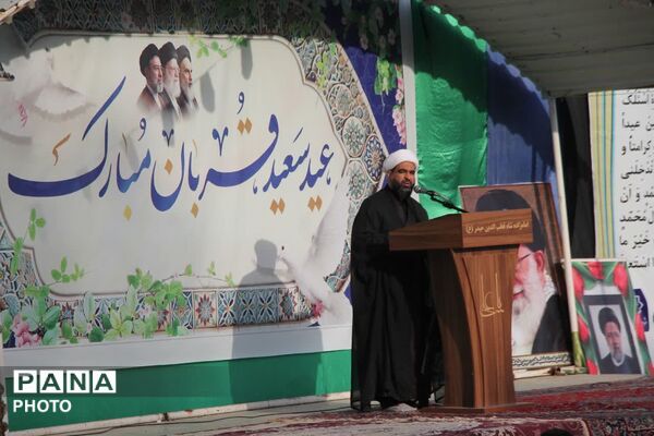 طنین نماز عید قربان در بقعه متبرک امامزاده شاه قطب‌الدین حیدر (ع) رودان