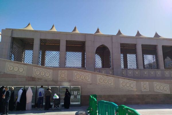 از پشت میز نیمکت تا زیر آسمان مدینه