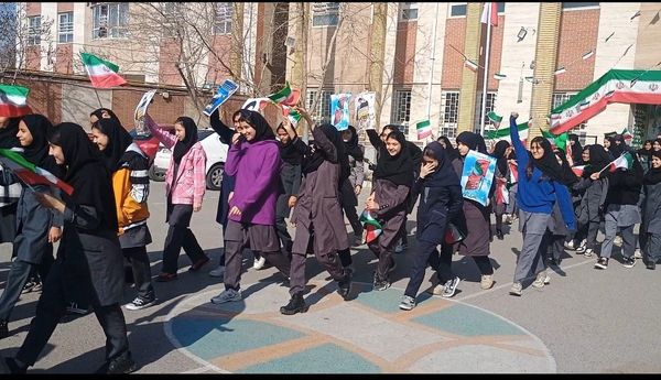  تجدید بیعت با ایستادگی در دبیرستان دخترانه ذبیح الله هوشیار