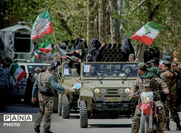  اوج اقتدار دختران ایران در گرامیداشت مادران و شهدای دانش‌آموز