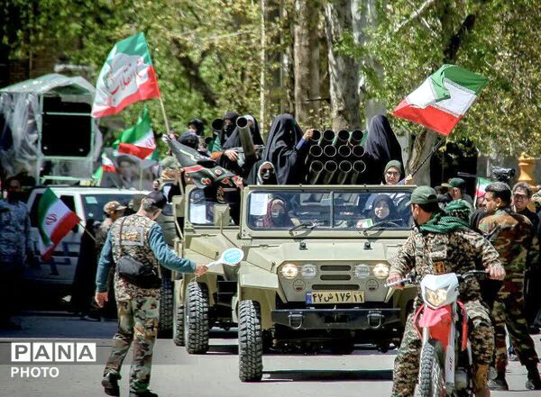 اوج اقتدار دختران ایران در گرامیداشت مادران و شهدای دانش‌آموز