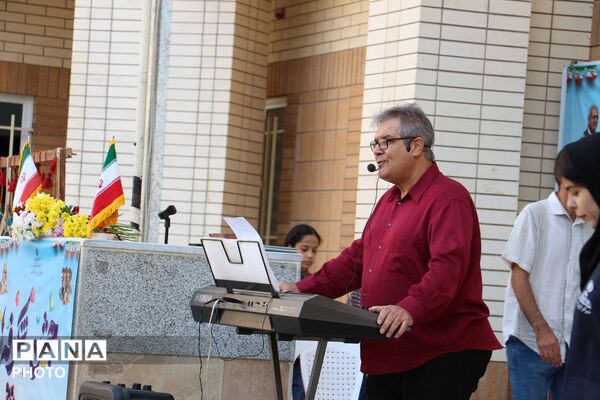 جشن شکوفه‌ها در بجنورد با نواخته‌شدن زنگ مهر و آغاز سال تحصیلی کلاس اولی‌ها