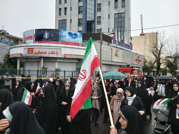 باران عشق وارادت به انقلاب همراه با باران‌ها ی نقره‌ای رشت