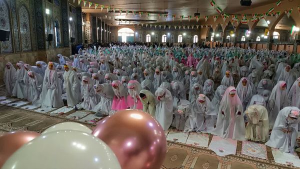 نماز جماعت انسجام‌بخش جشن تکلیف دختران بویراحمدی