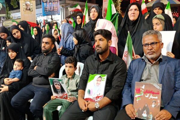 هم‌نوایی «باید برخاست» با خانواده‌های دانش‌آموزان شهید شجره طیبه میناب