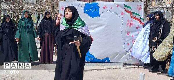 نمایش دانش‌آموزان دختر در سوگ شهدای میناب
