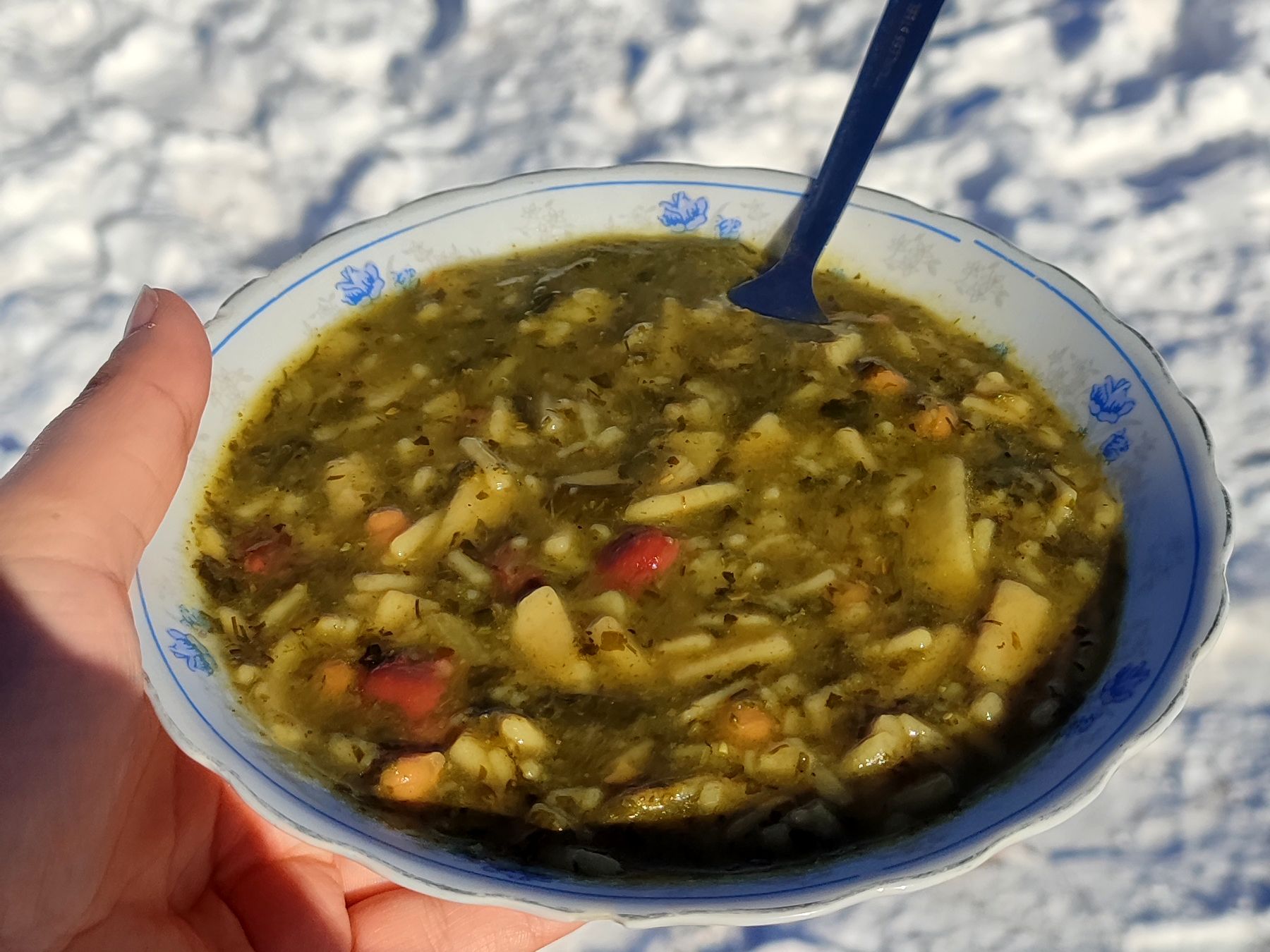 خوشحالی مردم ترشیز کهن از بارش برف در کوهسرخ