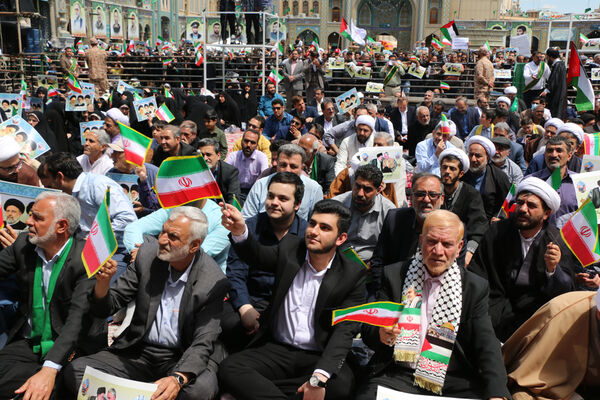 حضور پرشور نوجوانان قمی در آیین استقبال از رئیس جمهوری 