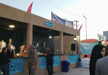 موکب «شهدای سرزمین وحدت» در خدمت زائران مراسم تشییع رهبر شهید