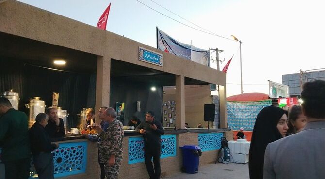 موکب «شهدای سرزمین وحدت» در خدمت زائران مراسم تشییع رهبر شهید