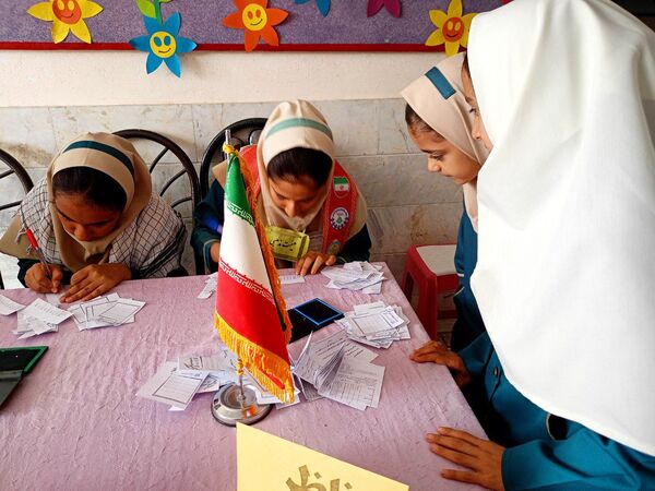 انتخابات شورای دانش‌آموزی دبستان سمیه کاشمر 