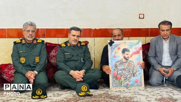 دیدار مسئول خدمات کارکنان نیروی دریایی سپاه با خانواده شهید سید فرشاد علوی
