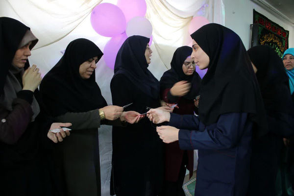 تقدیر از دانش آموزان برتر دبیرستان دخترانه سیداحمد فاتحی یک قم 