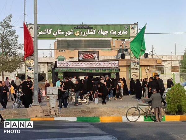 رقص پرچم‌ها در باد عزای کاشمر هم‌صدایی آسمان با زائران