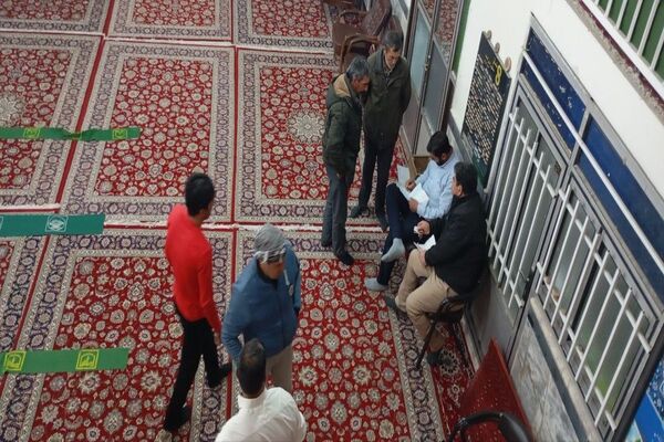 اعتکاف دانش‌آموزی در مسجد جامع شهر بار نیشابور 