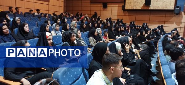 تجلیل از رتبه‌های برتر کنکور در بم