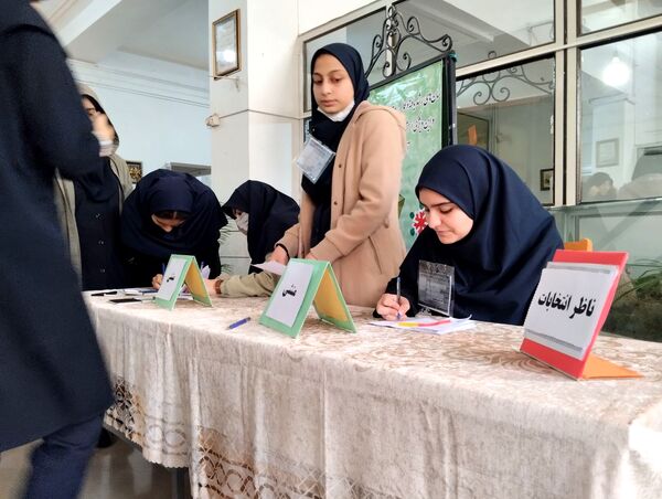 جلوه‌هایی از انتخابات شورای دانش‌آموزی در دبیرستان فرزانگان قم