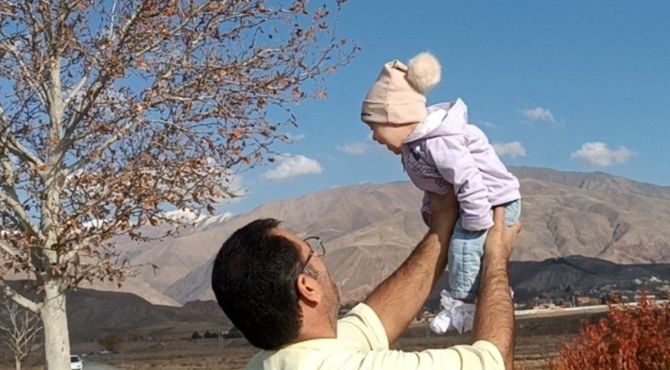 پدر قامت استوار عشق و ایستادگی است