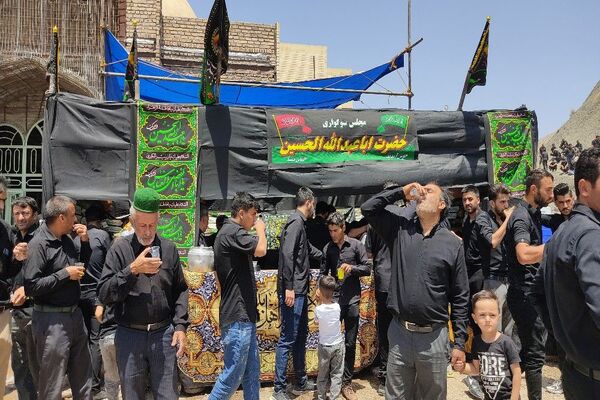 آئین با شکوه عزاداری آقا اباعبدالله الحسین (ع)در روز عاشوراحسینی