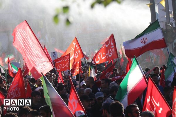 مشهد غرق در غم تشییع رهبر شهید