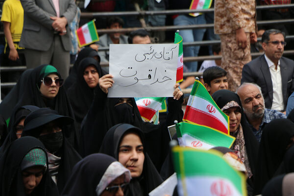 حضور پرشور نوجوانان قمی در آیین استقبال از رئیس جمهوری 