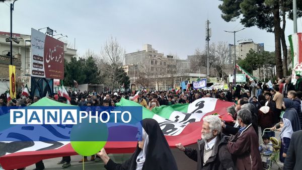 حضور افشار مختلف مردم نیشابور در راهپیمایی ۲۲ بهمن 