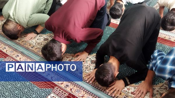 اولین نماز جماعت دبیرستان شاهد ابوذر غفاری در سال تحصیلی جدید 