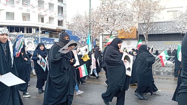 راهپیمایی ۲۲ بهمن در مشهد با حضور فرمانده واحدهای حوزه ۱۹ بسیج دانش‌آموزی منطقه تبادکان