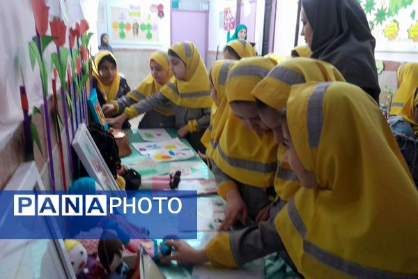 نمایشگاه آثار هنری دانش‌آموزان در دبستان نرجس بهارستان‌دو