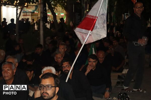 نهمین شب از مراسم عزاداری امام حسین همراه با هئیت زنجیر زنی در حسینیه امام خمینی