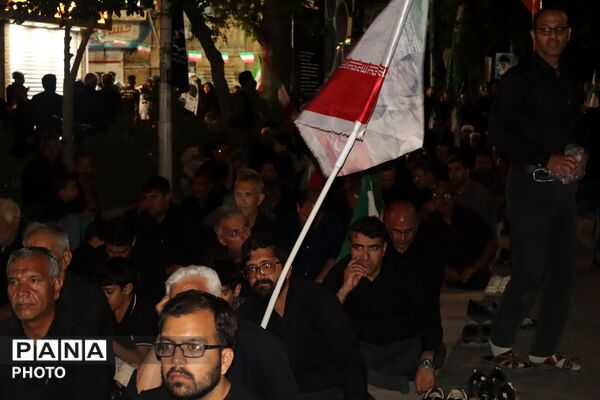 نهمین شب از مراسم عزاداری امام حسین همراه با هئیت زنجیر زنی در حسینیه امام خمینی