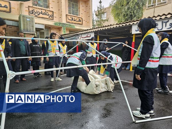 اجرای مانور زلزله در دبیرستان حاج علی اکبر گراشی ناحیه 3 شیراز